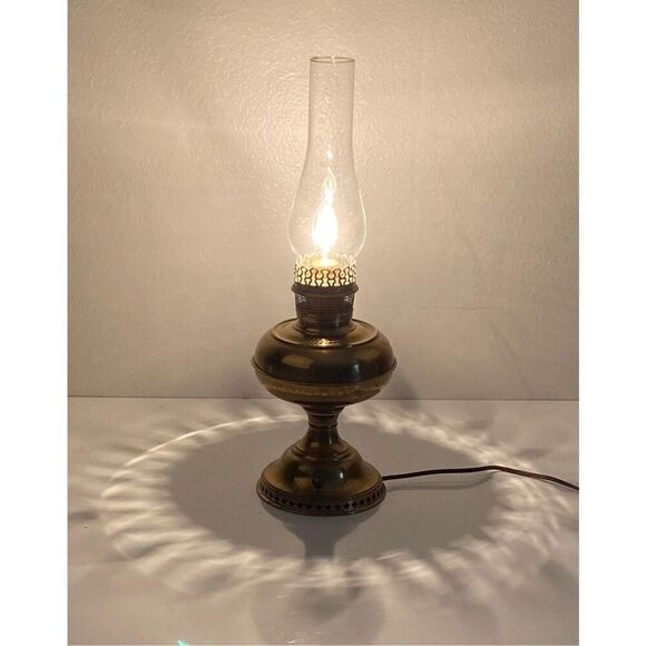 Antique B&H BRADLEY & HUBBARD Brass Oil Lamp Converted Electric w/ Glass Chimney - Picture 2 of 11